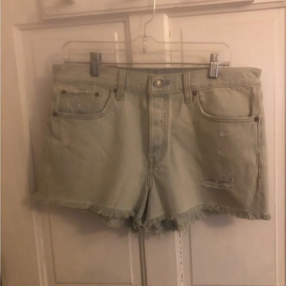NWT Levi’s Wedgie Fit High-Rise Jean Shorts in Light Wash